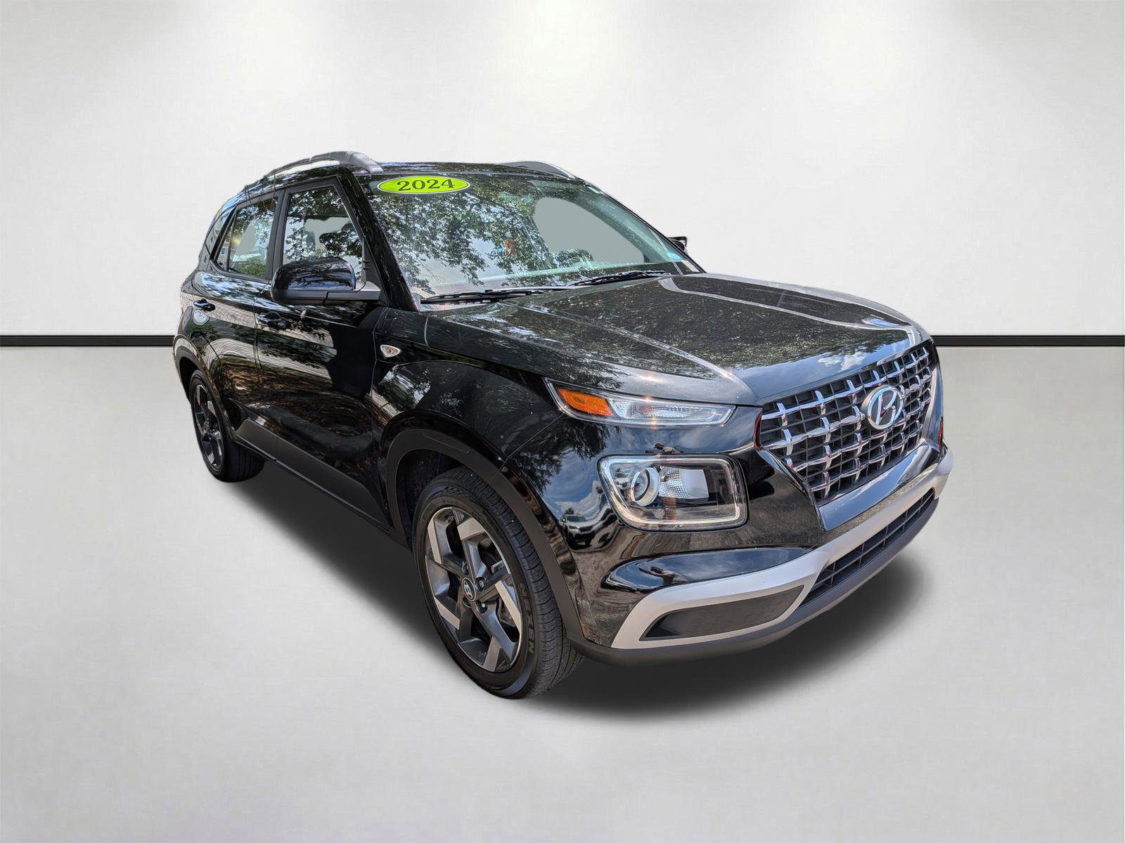 Used 2024 Hyundai Venue SEL FWD image 2