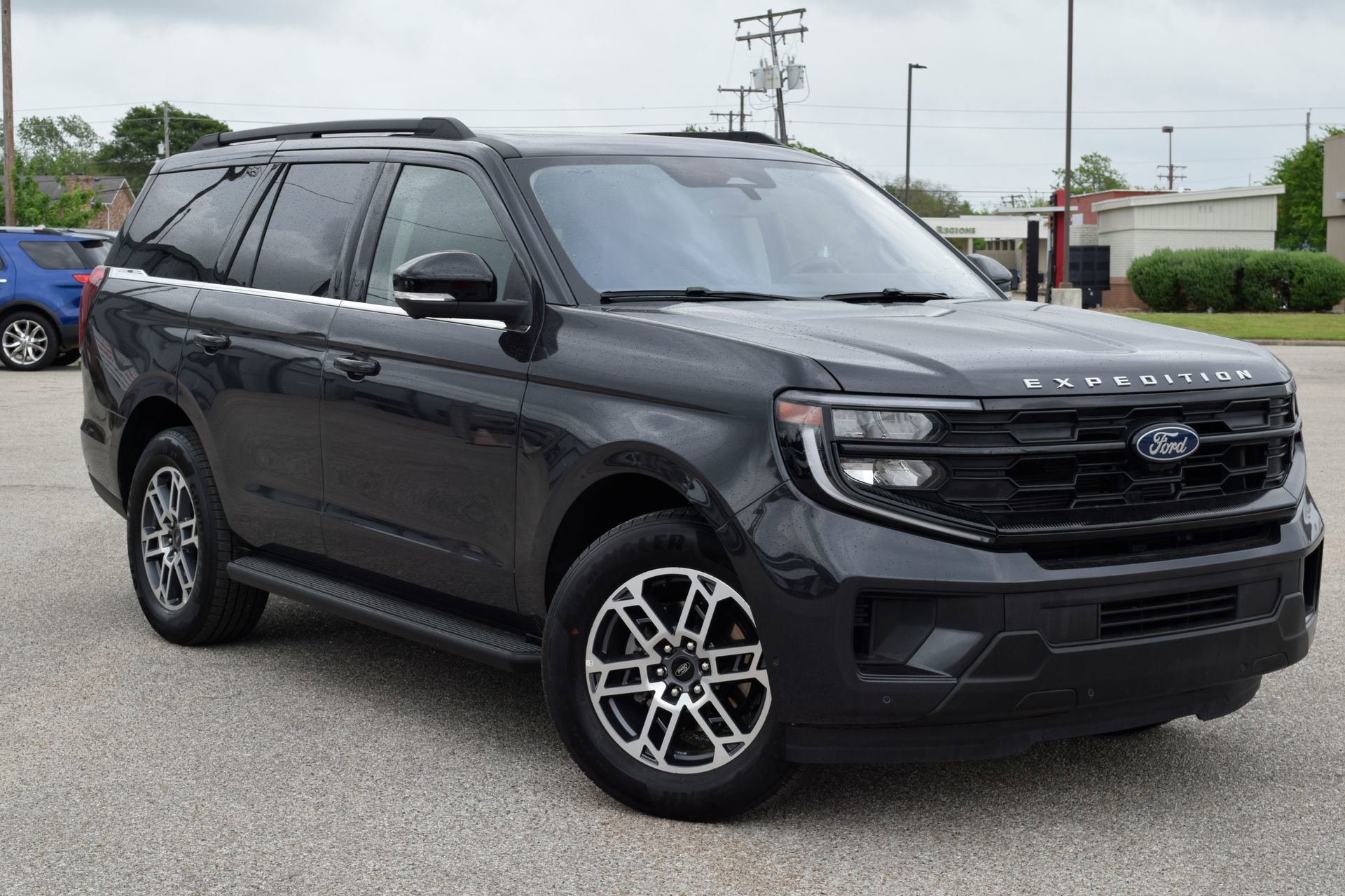 Certified 2025 Ford Expedition Active image 3