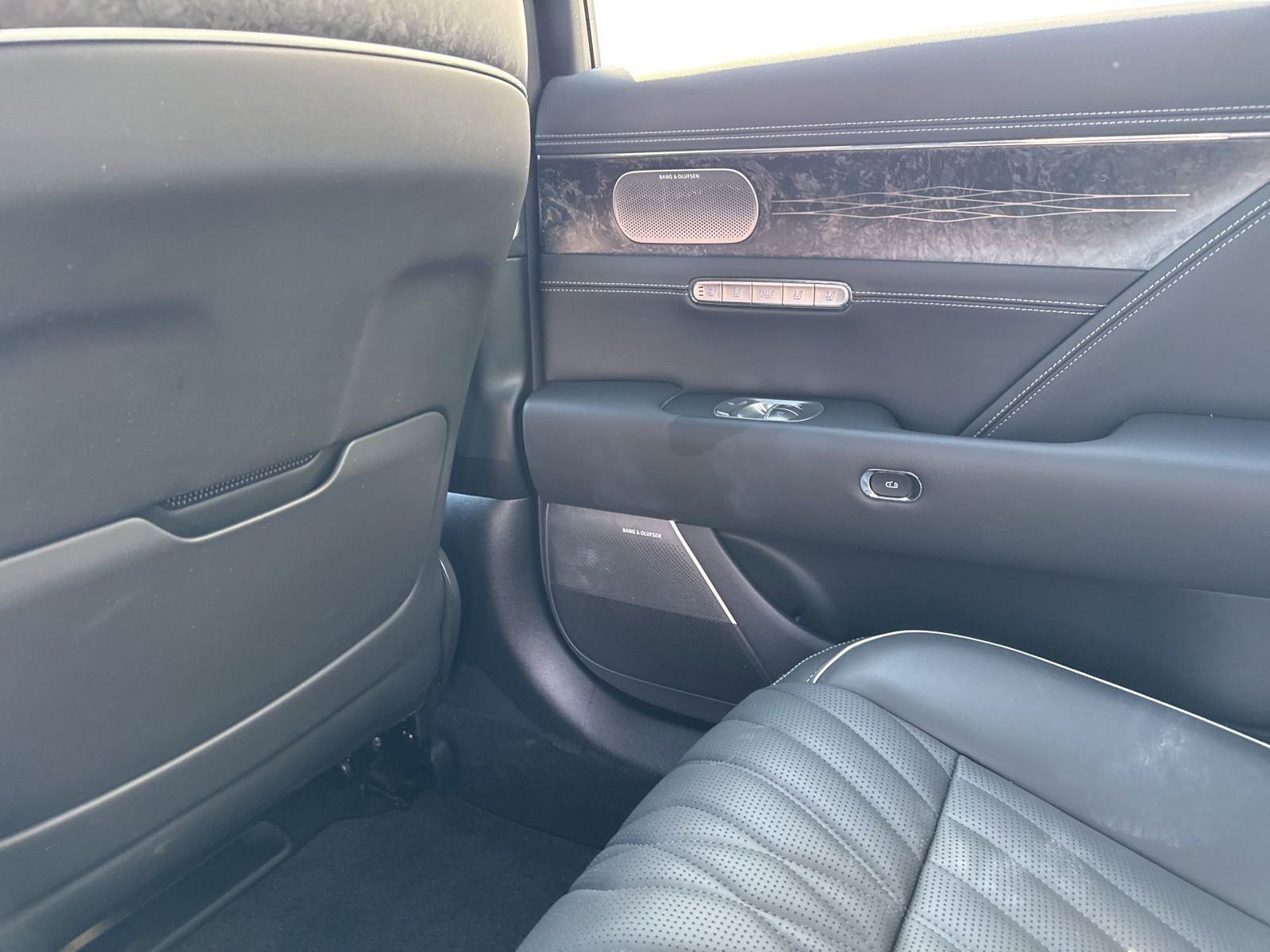 Used 2025 Genesis G90 3.5T image 17