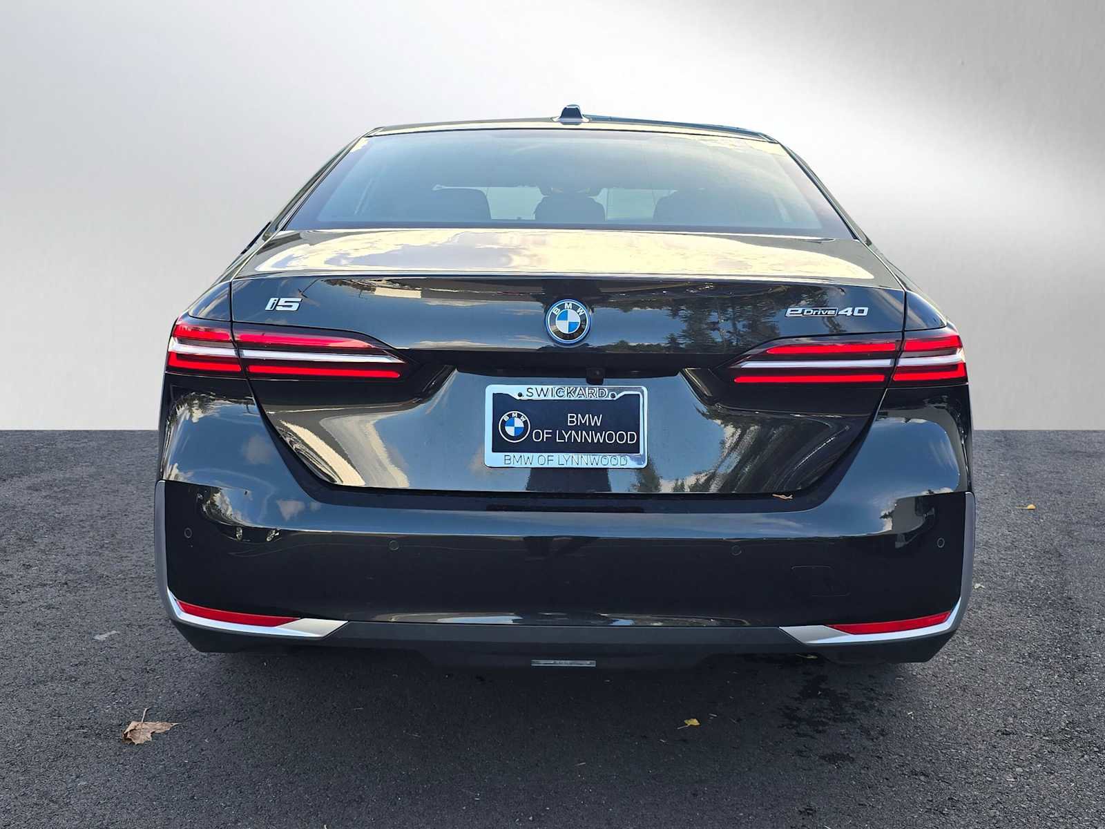 Used 2024 BMW i5 eDrive40i w/ Convenience Package image 4