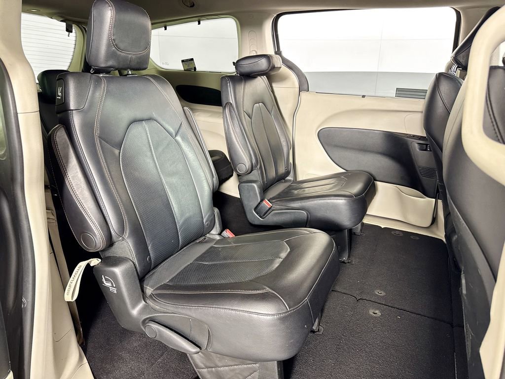 Used 2018 Chrysler Pacifica Touring-L FWD image 32