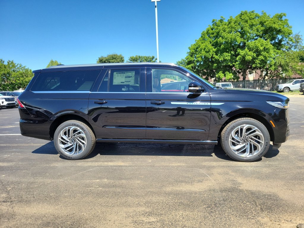 New 2026 Lincoln Navigator L Reserve AWD/4WD image 3