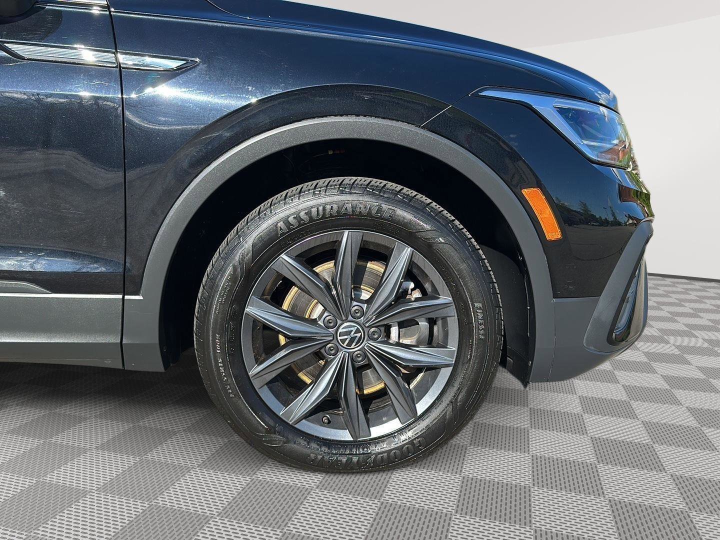 Used 2023 Volkswagen Tiguan SE AWD/4WD image 12