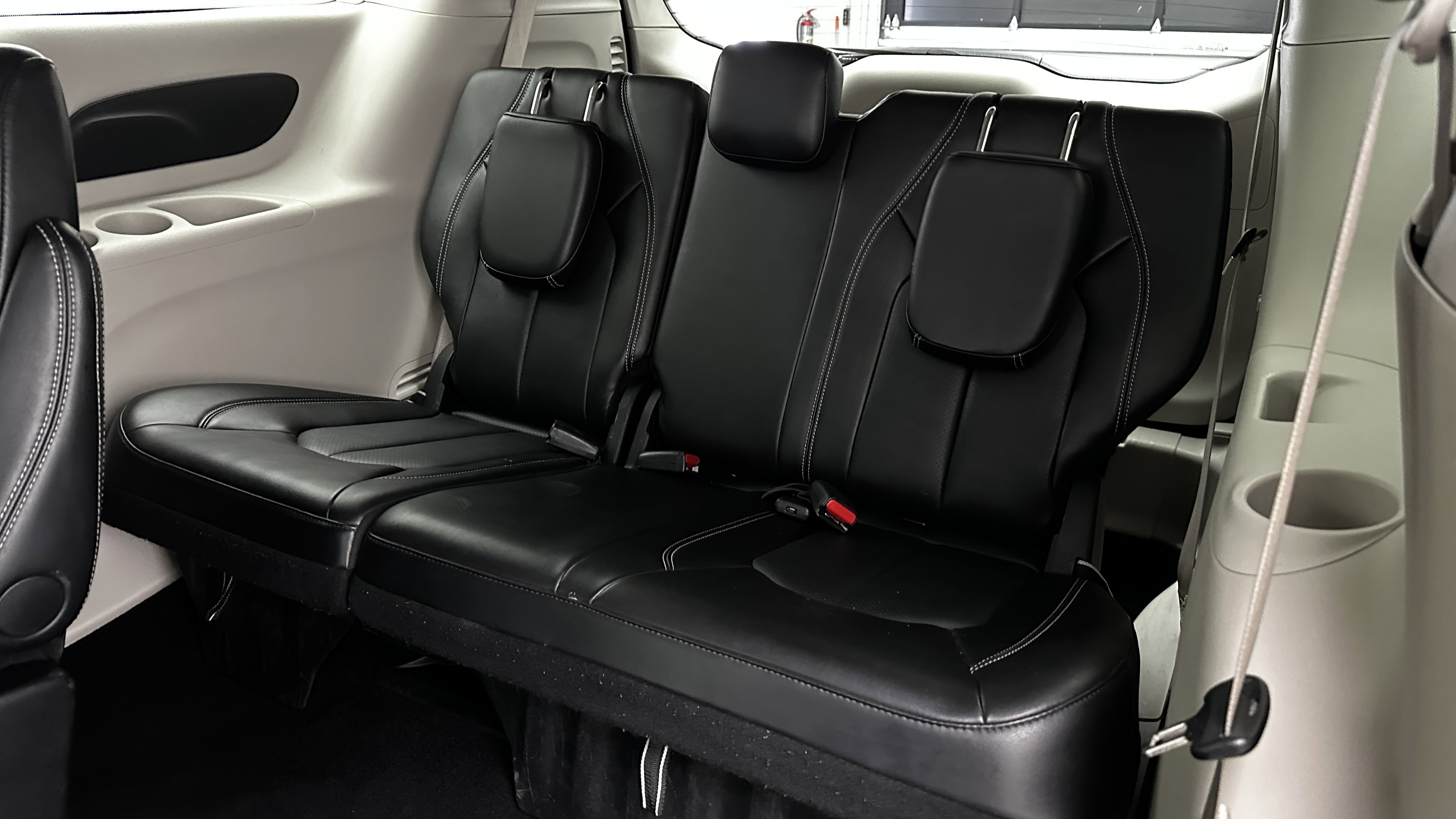 Used 2024 Chrysler Pacifica Touring-L image 29