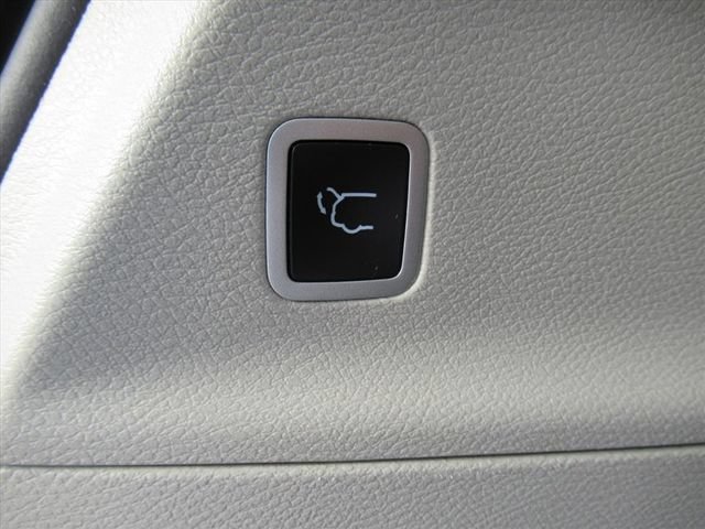 Certified 2023 Chrysler Voyager LX FWD image 32
