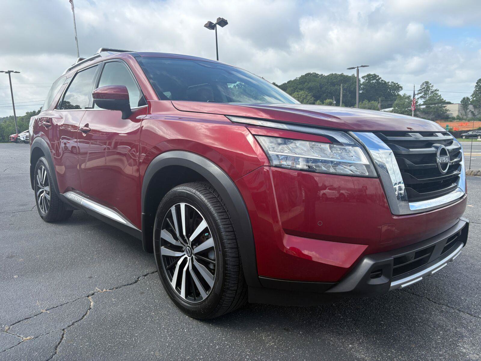 Used 2023 Nissan Pathfinder Platinum FWD image 3