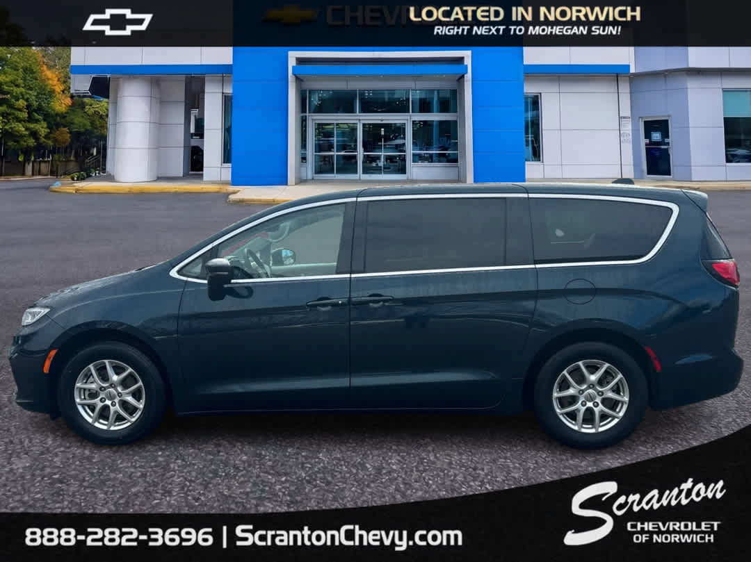 Used 2023 Chrysler Pacifica Touring-L image 9