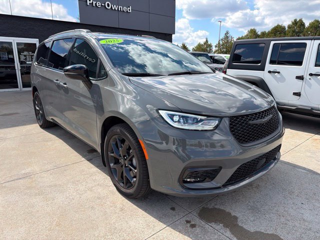 Certified 2025 Chrysler Pacifica Limited AWD/4WD image 1