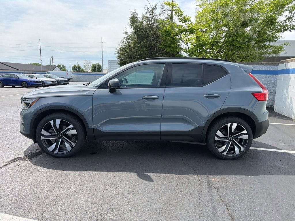 Used 2023 Volvo XC40 B5 Plus w/ Driver Assist Package AWD/4WD image 2