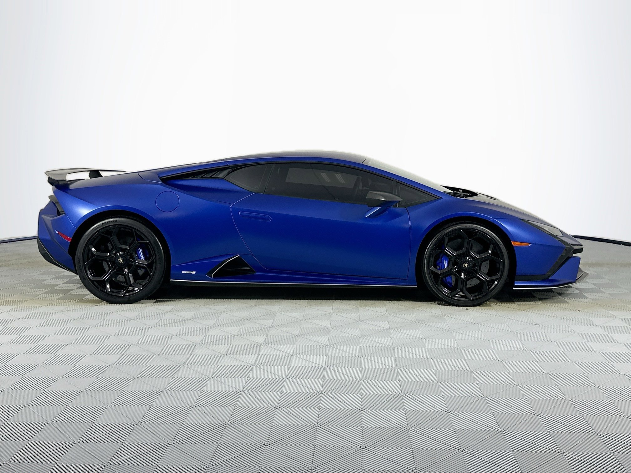 Used 2023 Lamborghini Huracan Tecnica image 4