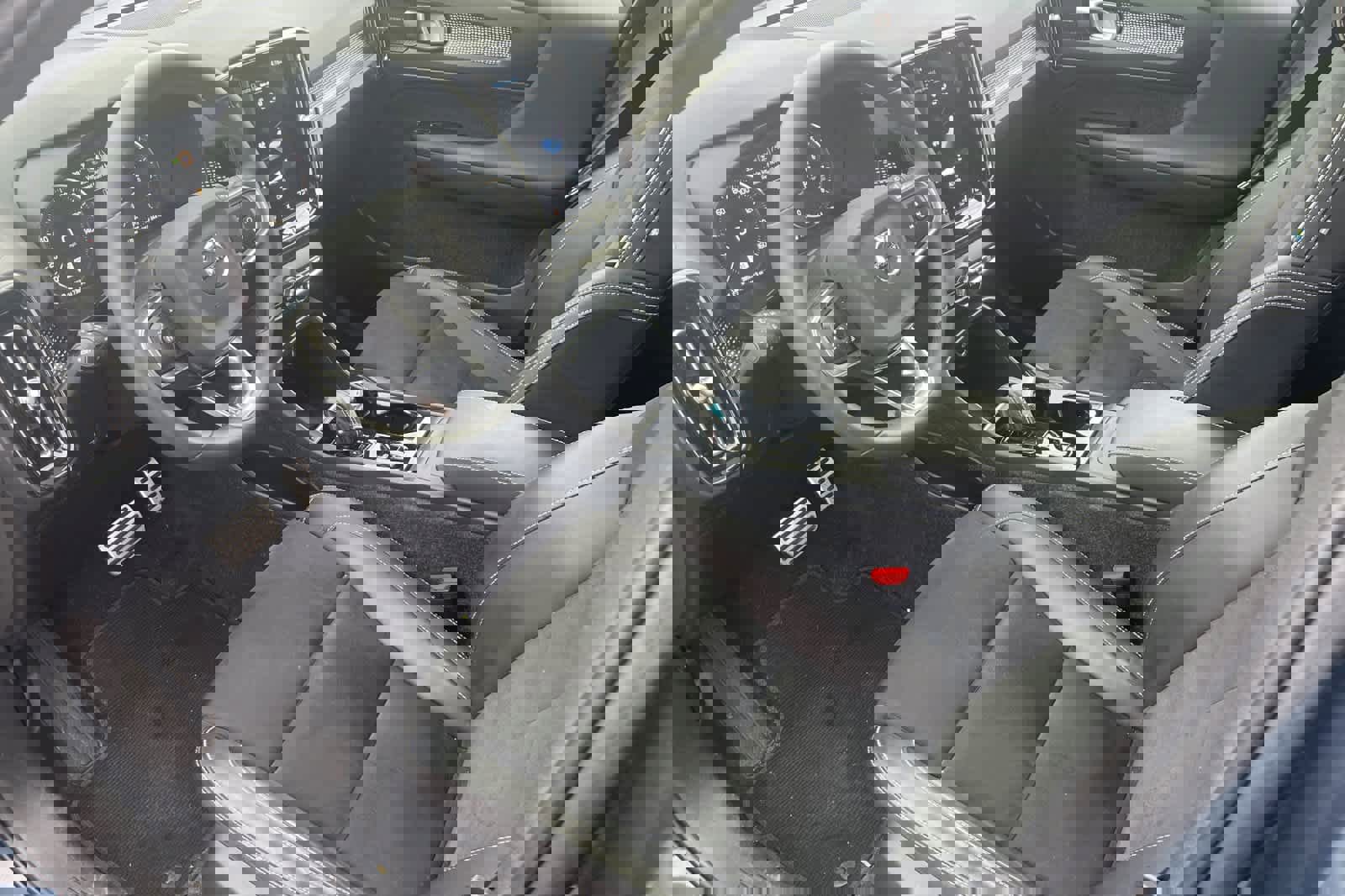 Used 2022 Volvo XC40 T5 R-Design w/ Advanced Package image 13