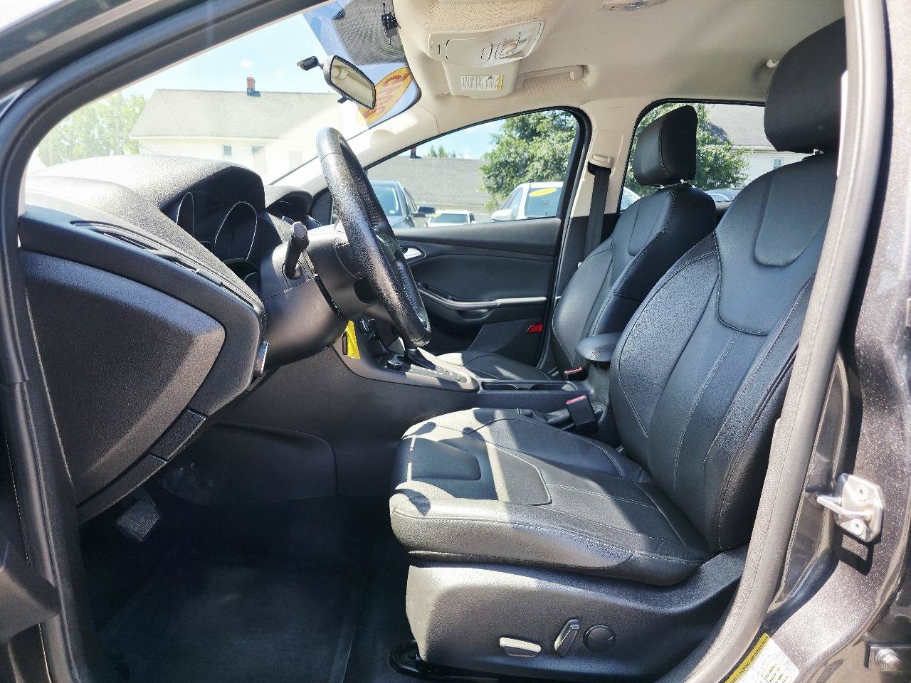 Used 2015 Ford Focus SE w/ Equipment Group 201A FWD image 13