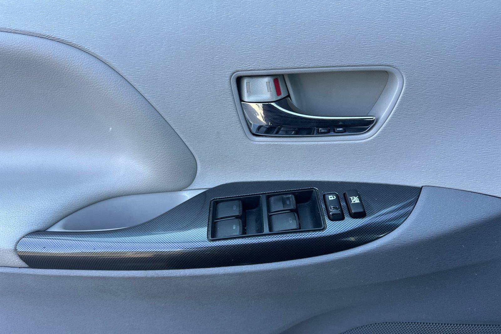 Used 2014 Toyota Sienna SE FWD image 10