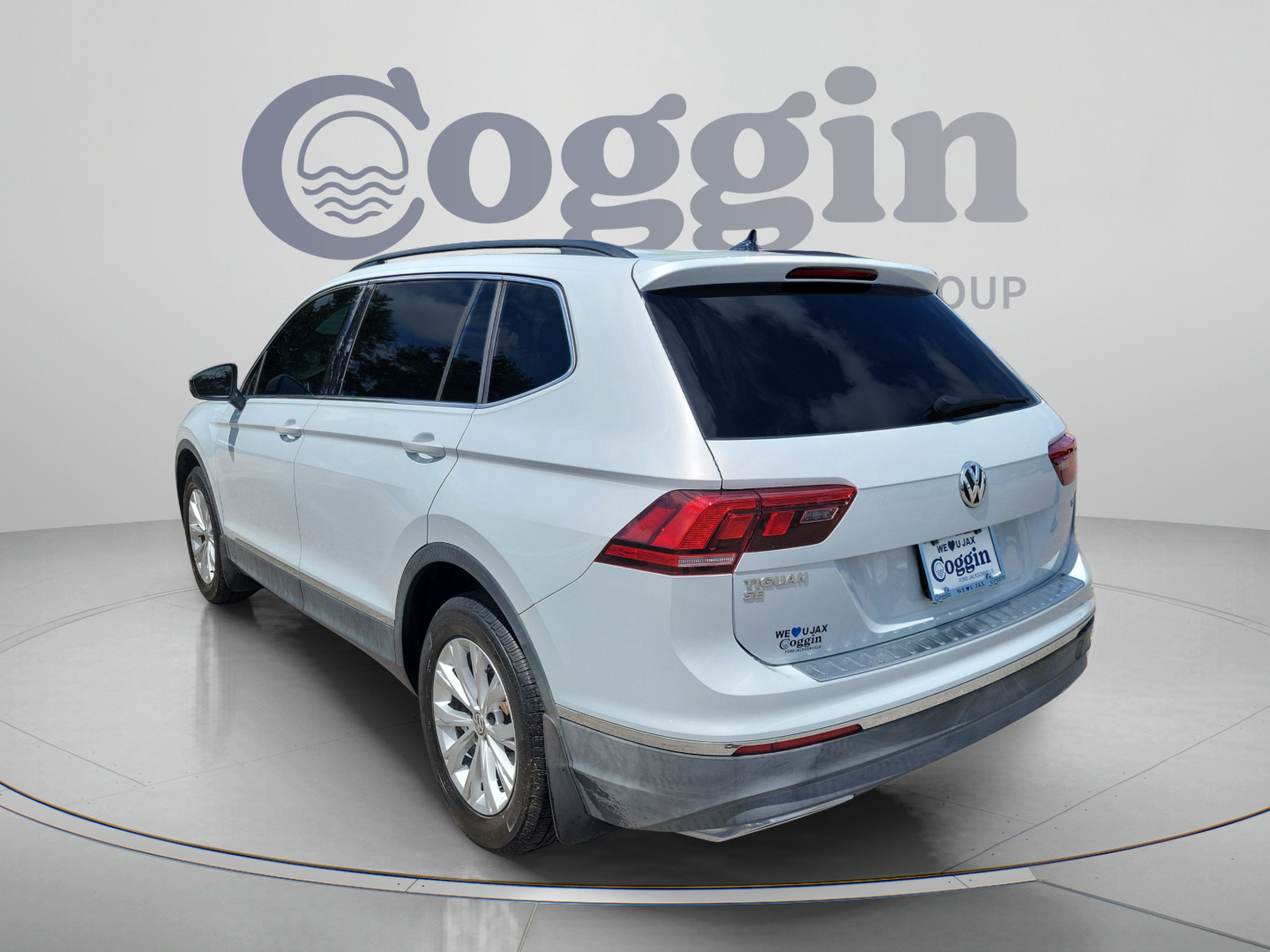 Used 2018 Volkswagen Tiguan SE w/ Panoramic Sunroof Package FWD image 2