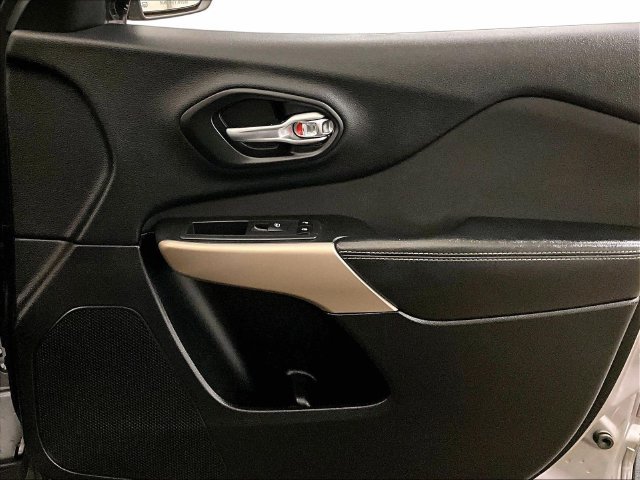 Used 2018 Jeep Cherokee Latitude w/ Cold Weather Group AWD/4WD image 24