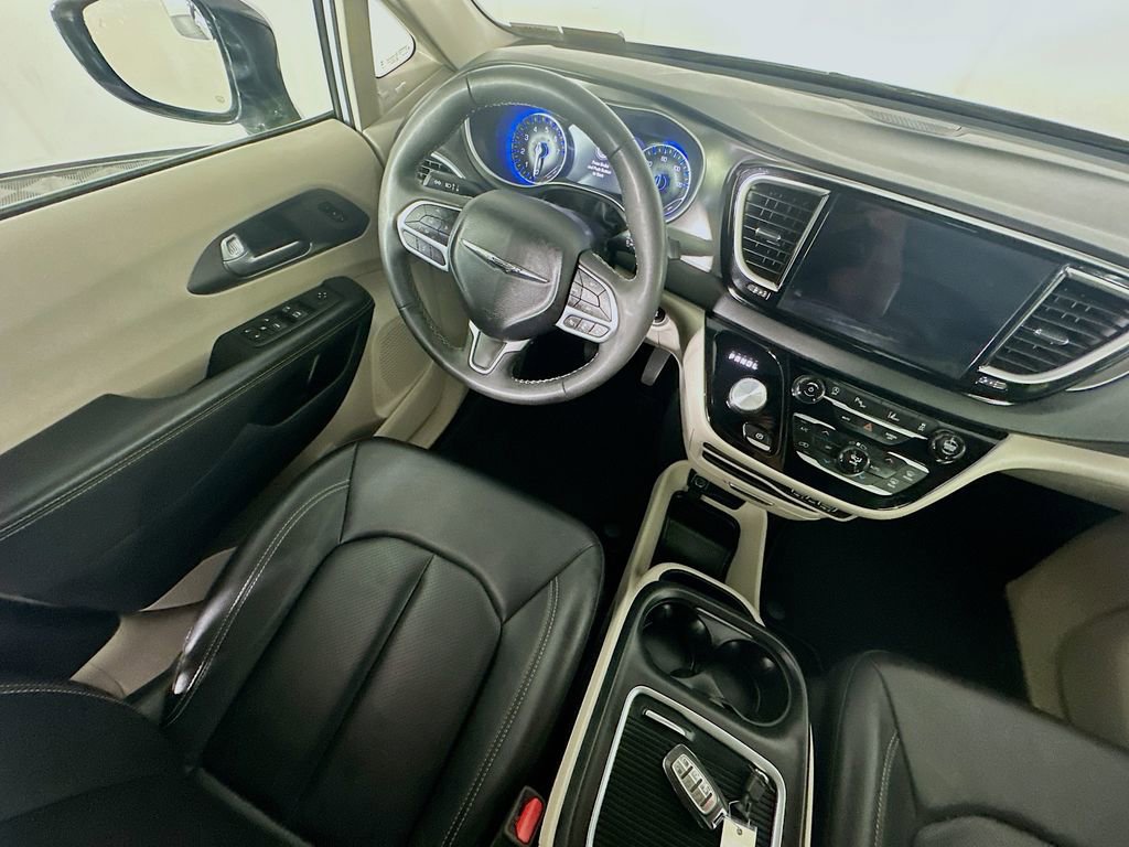 Used 2024 Chrysler Pacifica Touring-L image 9