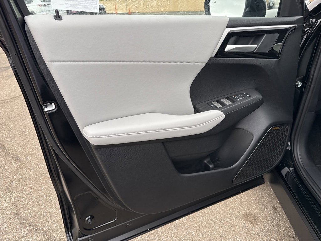 New 2025 Mitsubishi Outlander SE image 28