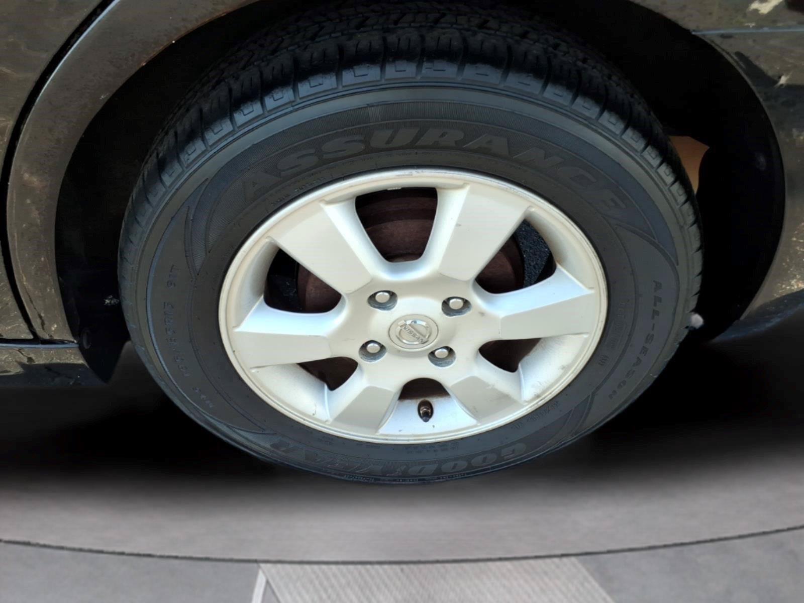 Used 2010 Nissan Versa Hatchback FWD image 10