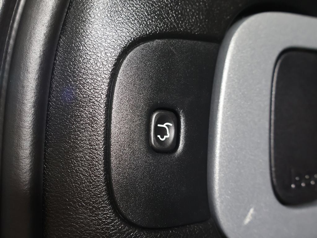 Used 2017 Jeep Cherokee Overland AWD/4WD image 56