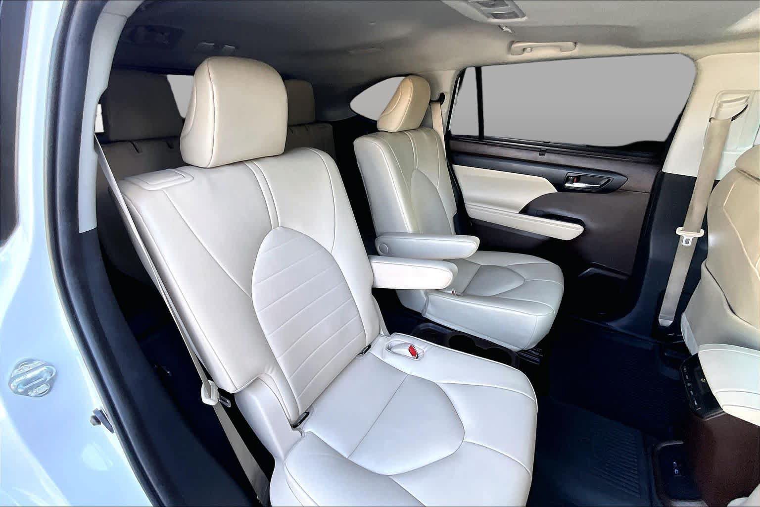 Used 2022 Toyota Highlander XLE AWD/4WD image 19