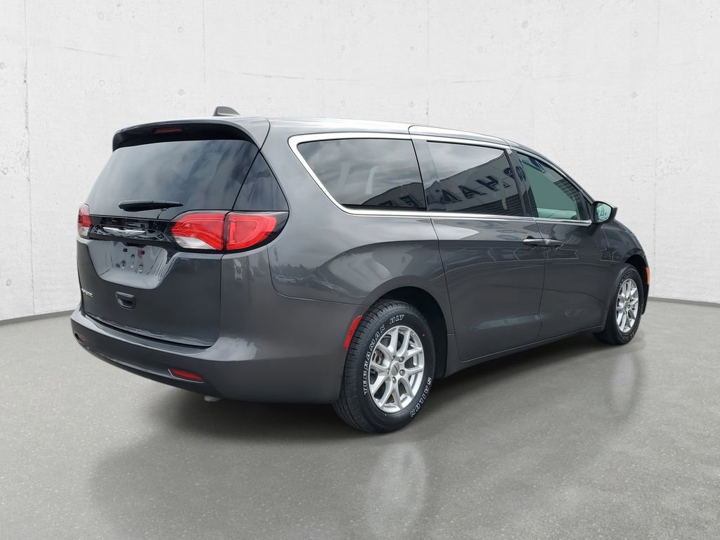 Used 2023 Chrysler Voyager LX image 7