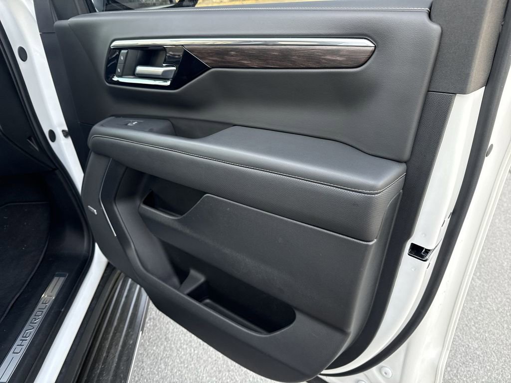 Used 2025 Chevrolet Suburban Premier AWD/4WD image 21