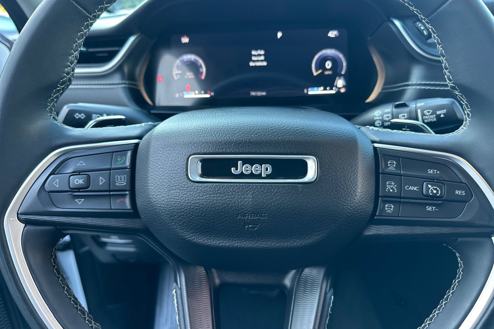 Used 2023 Jeep Grand Cherokee L Laredo image 27