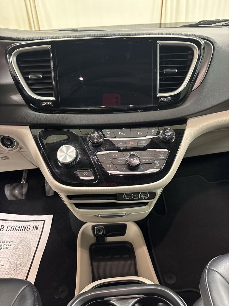 Used 2024 Chrysler Pacifica Touring-L FWD image 12