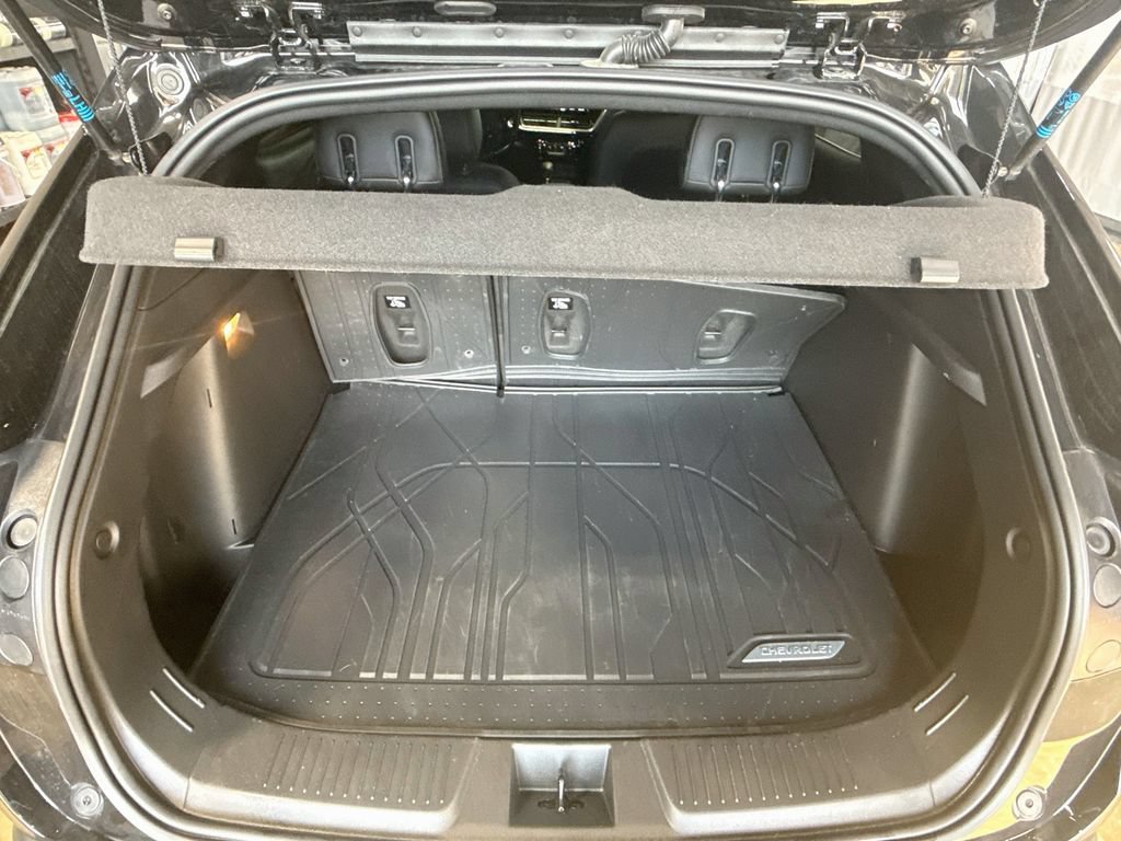 Used 2025 Chevrolet Trax RS w/ Sunroof Package FWD image 24