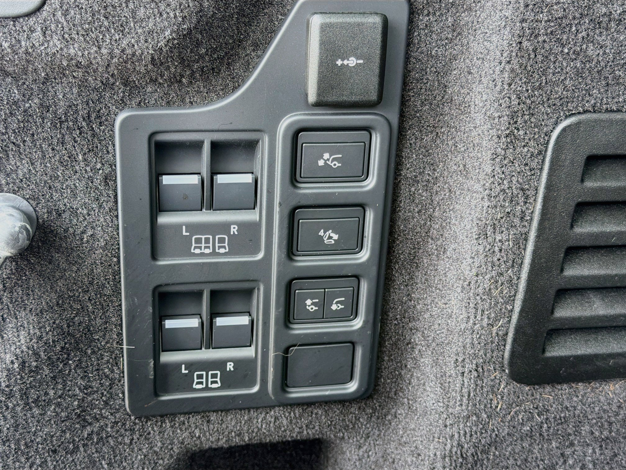 Certified 2025 Land Rover Discovery Dynamic SE AWD/4WD image 12