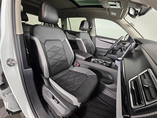 Used 2024 Volkswagen Atlas Peak Edition SEL AWD/4WD image 14
