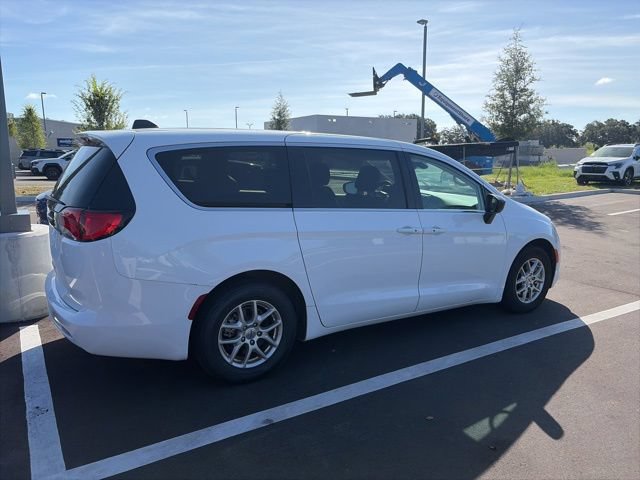 Used 2024 Chrysler Voyager LX FWD image 5