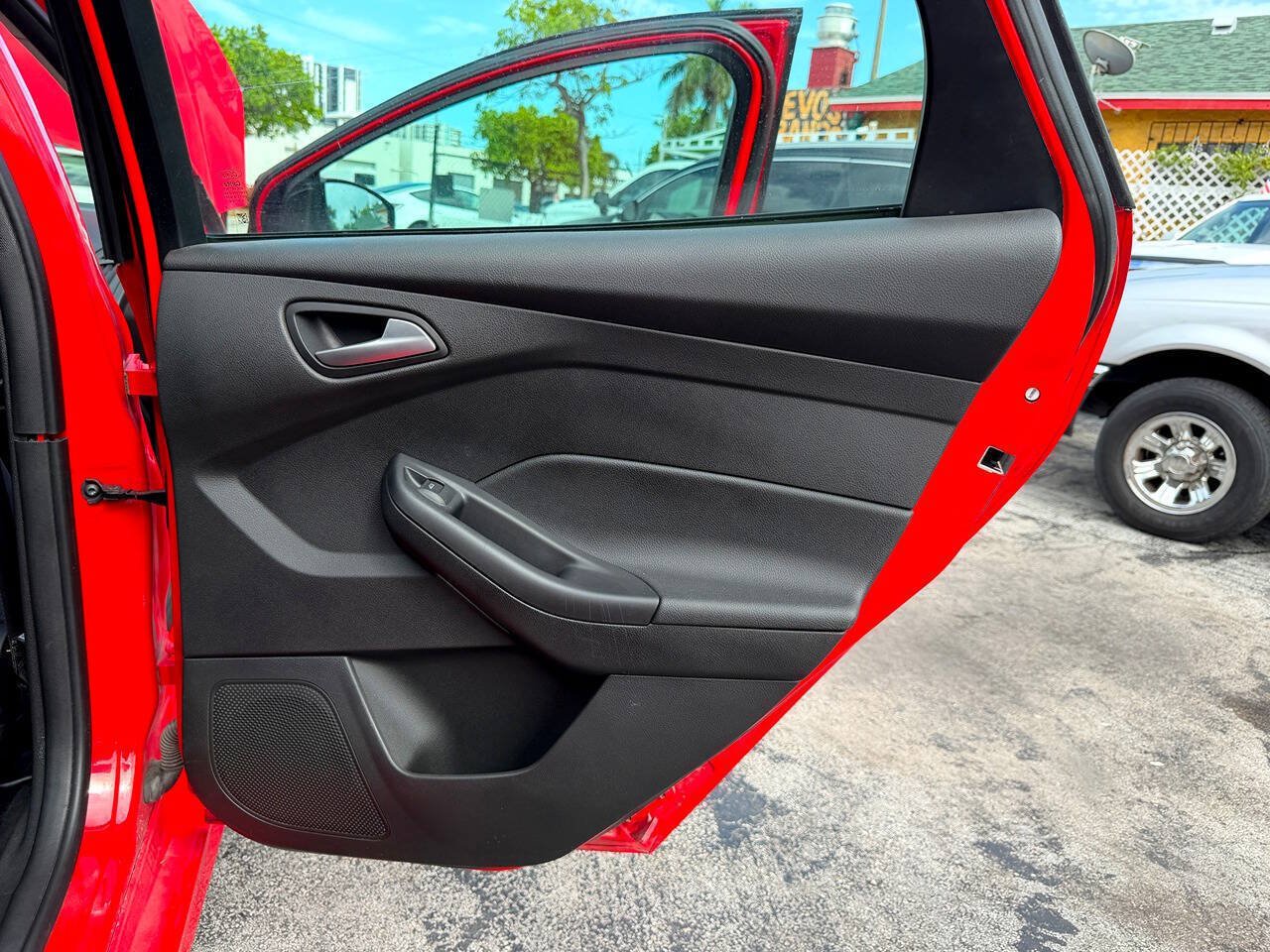 Used 2015 Ford Focus SE w/ SE Ecoboost Package FWD image 32