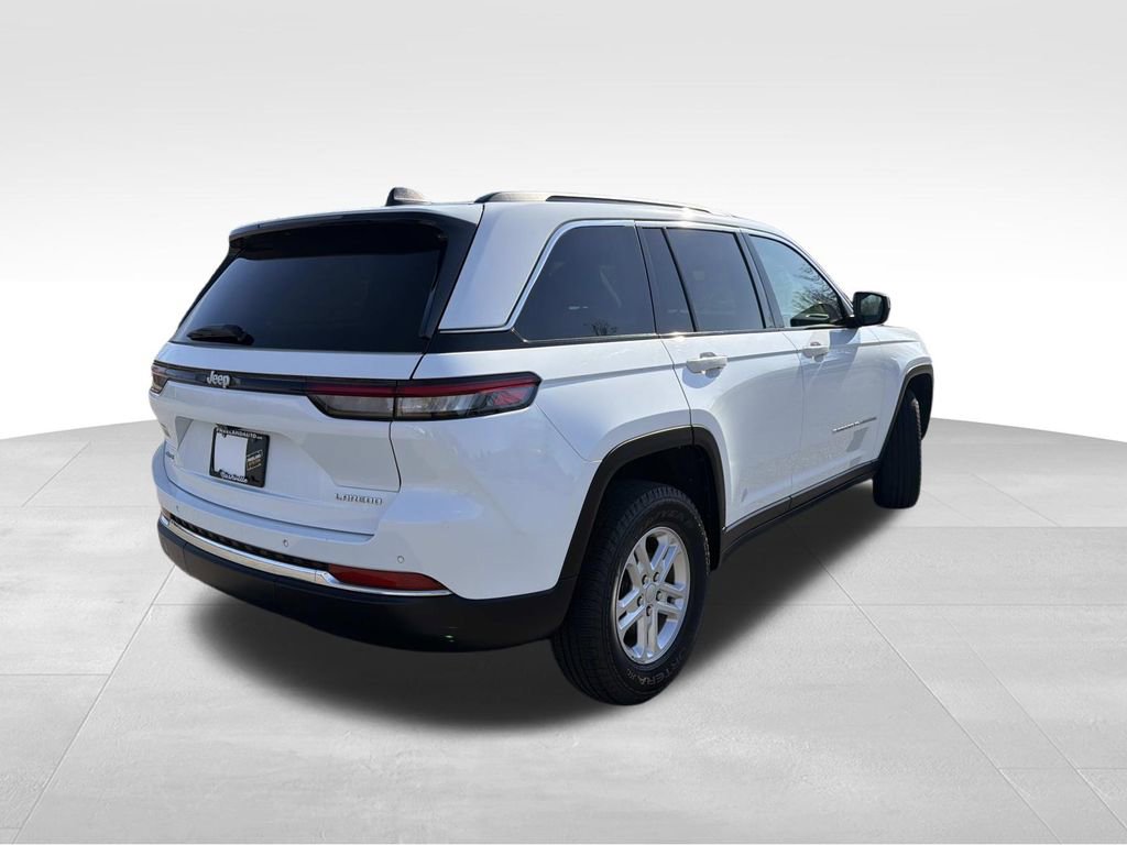 Used 2024 Jeep Grand Cherokee Laredo image 3