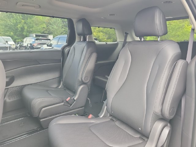 New 2027 Kia Carnival SX w/ Dark Edition Package FWD image 9