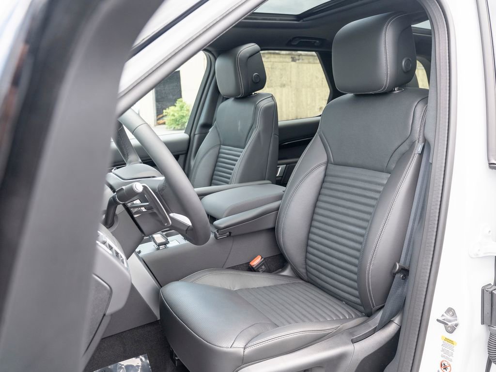 New 2025 Land Rover Discovery S image 18