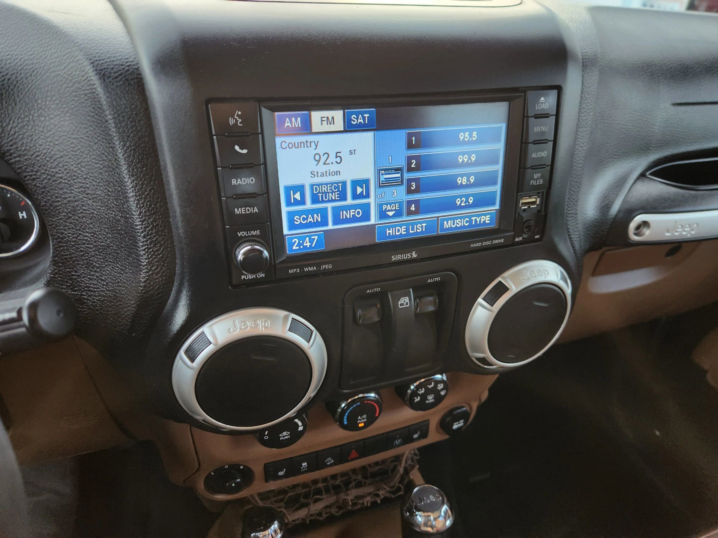 Used 2017 Jeep Wrangler Sahara image 24