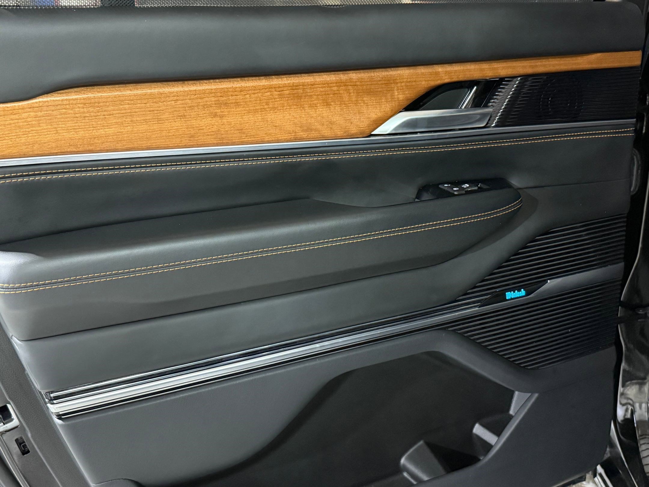 Used 2024 Jeep Grand Wagoneer Series III w/ HD Trailer Tow Package image 43