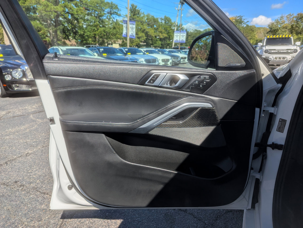 Used 2023 BMW X6 M50i w/ Executive Package image 11