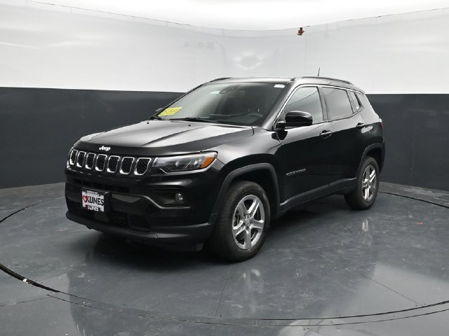 Used 2024 Jeep Compass Latitude AWD/4WD image 3