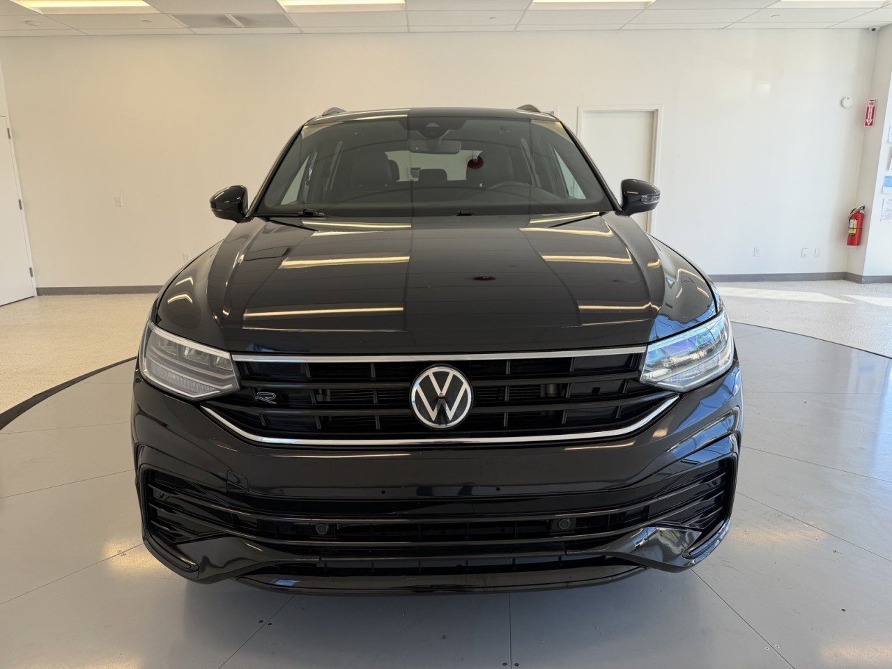 Used 2022 Volkswagen Tiguan SE R-Line AWD/4WD image 2