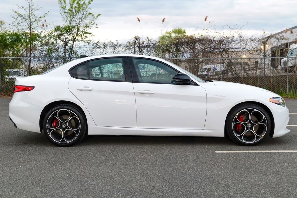 Used 2023 Alfa Romeo Giulia Veloce AWD/4WD image 9