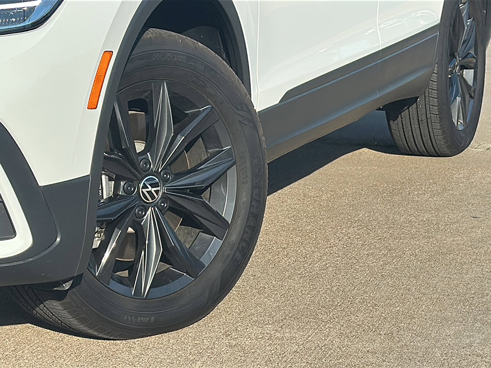 Used 2024 Volkswagen Tiguan SE w/ Panoramic Sunroof Package image 3