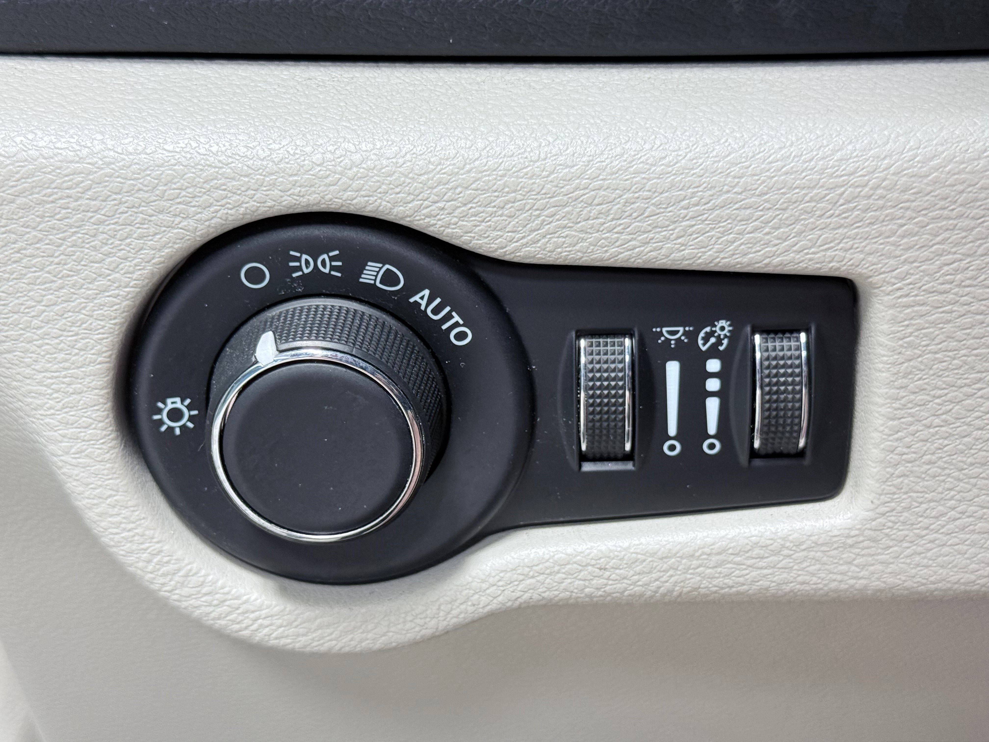 Used 2023 Chrysler Voyager LX FWD image 22