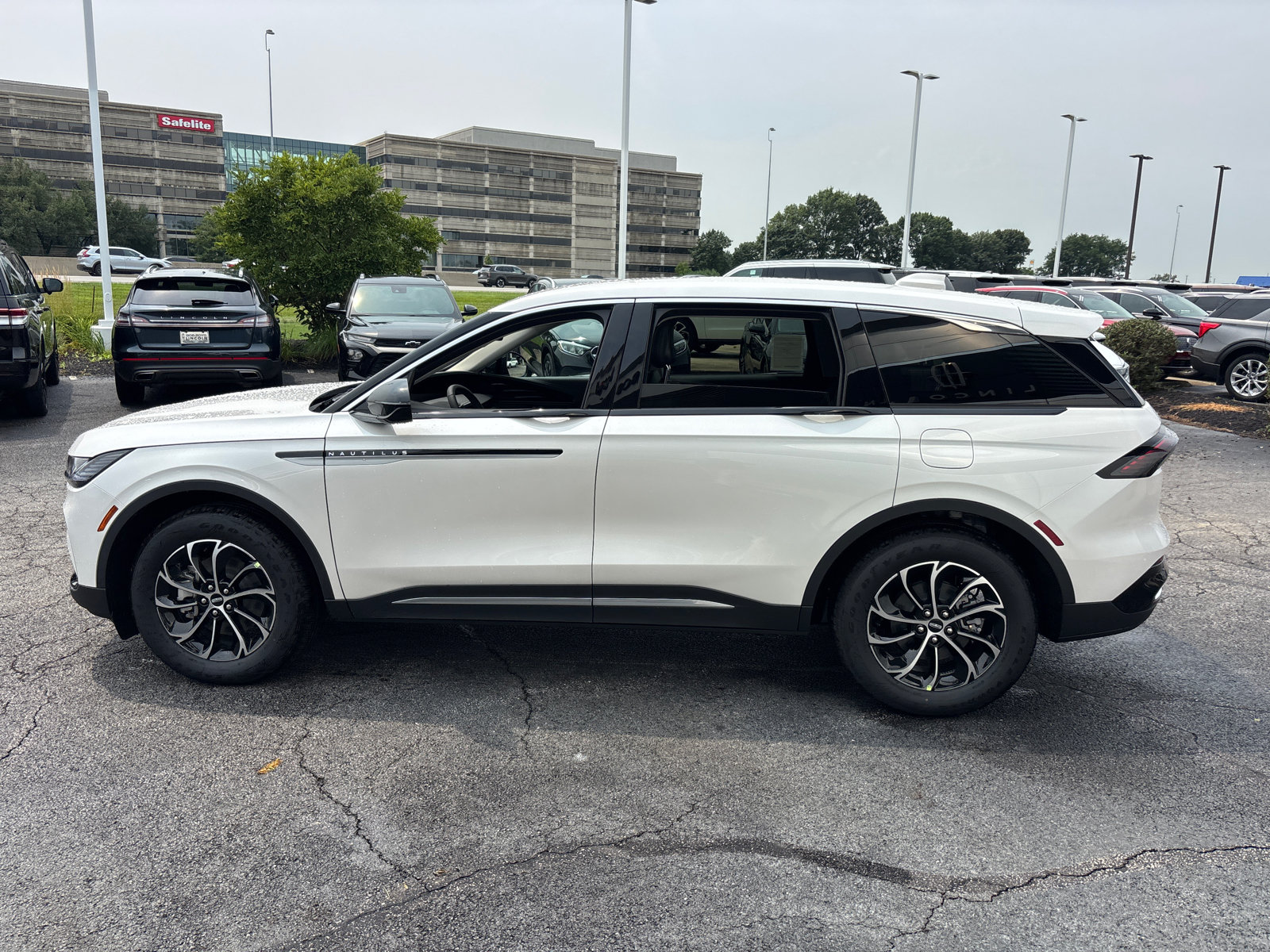 New 2026 Lincoln Nautilus Premier AWD/4WD image 4