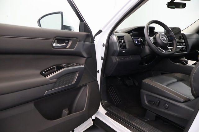 New 2025 Nissan Pathfinder SL image 8