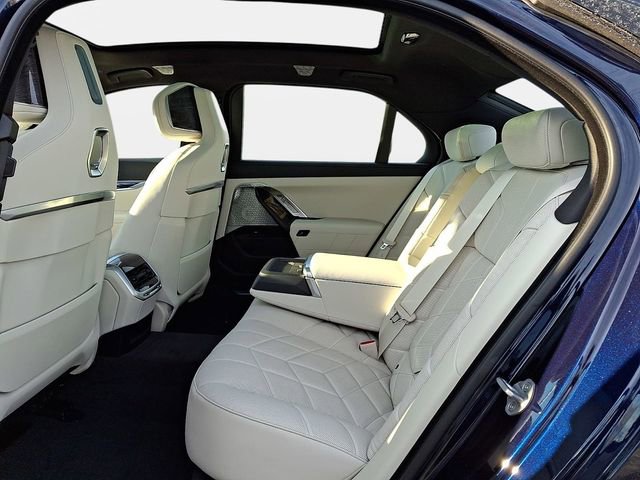 New 2026 BMW 750e xDrive w/ Executive Package image 9