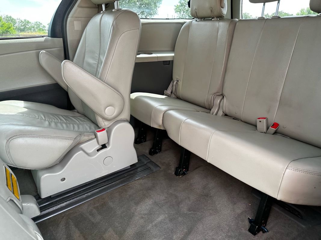 Used 2012 Toyota Sienna XLE image 29