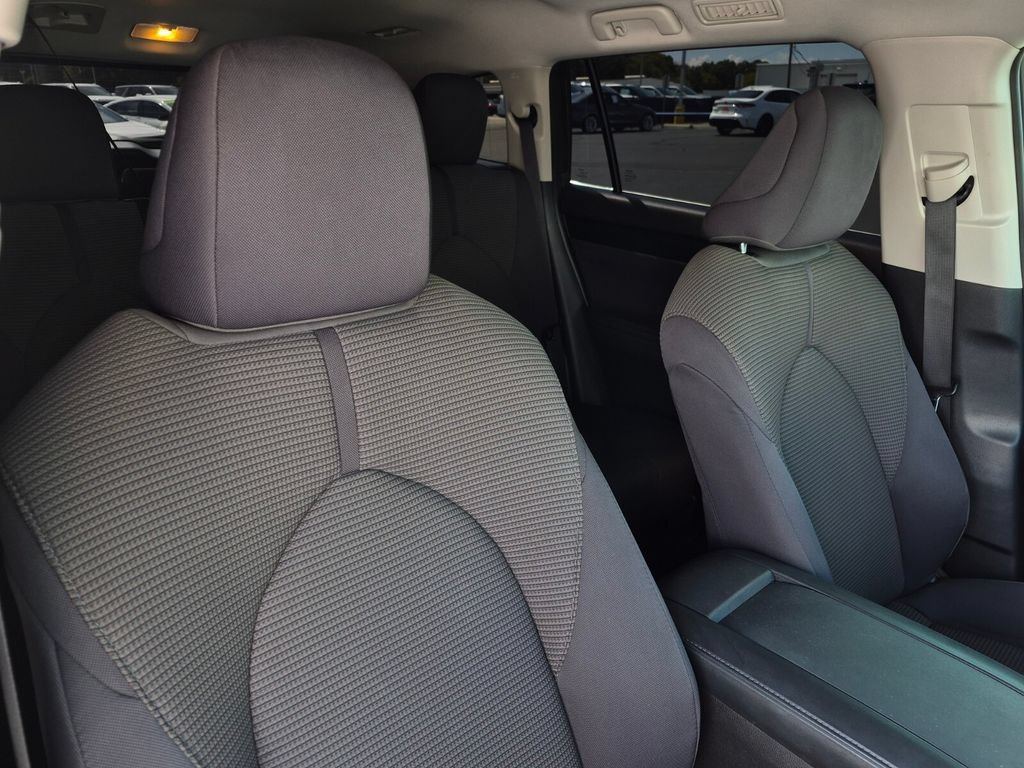 Used 2025 Toyota Highlander LE FWD image 12