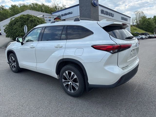 Used 2020 Toyota Highlander XLE AWD/4WD image 3